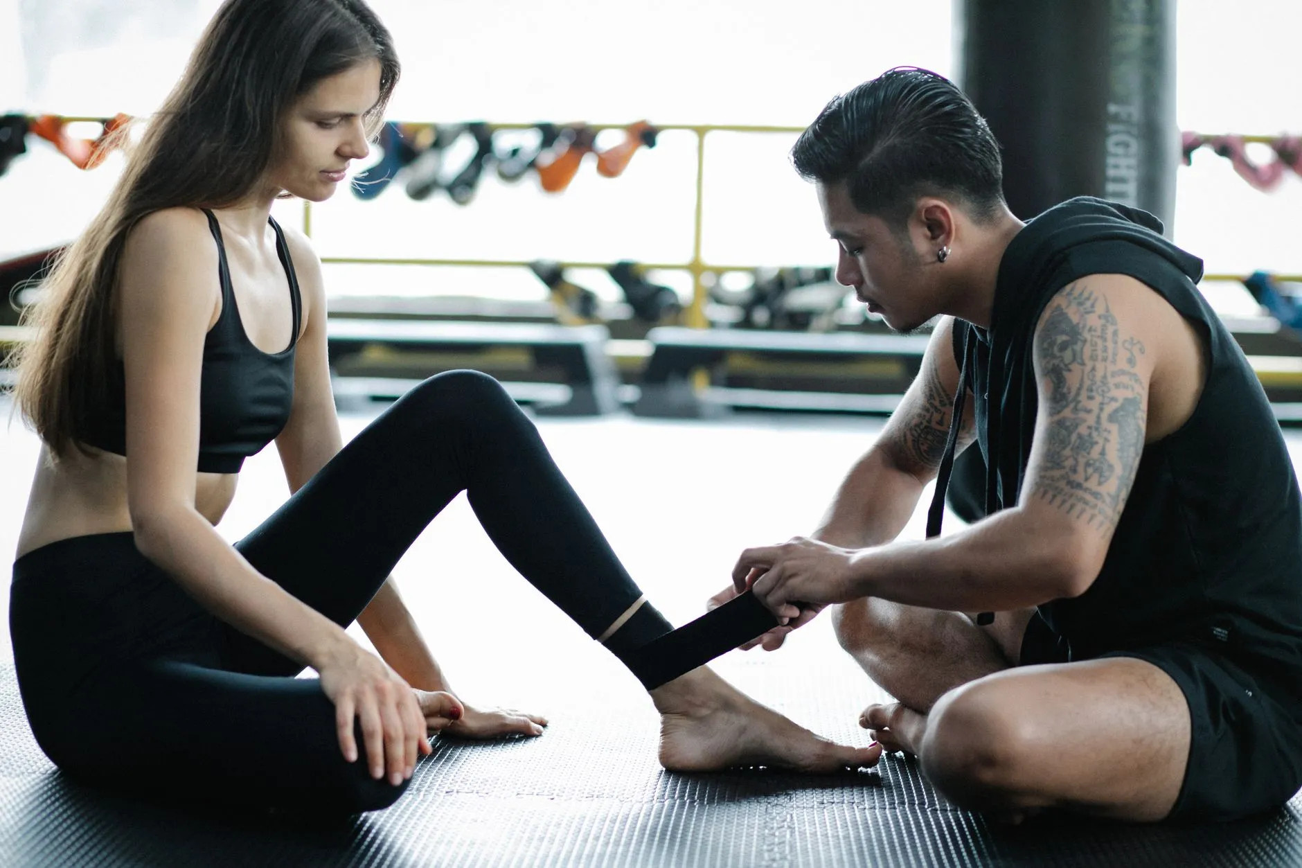 Fisioterapeuta avaliando o quadril e a região do púbis de um atleta
