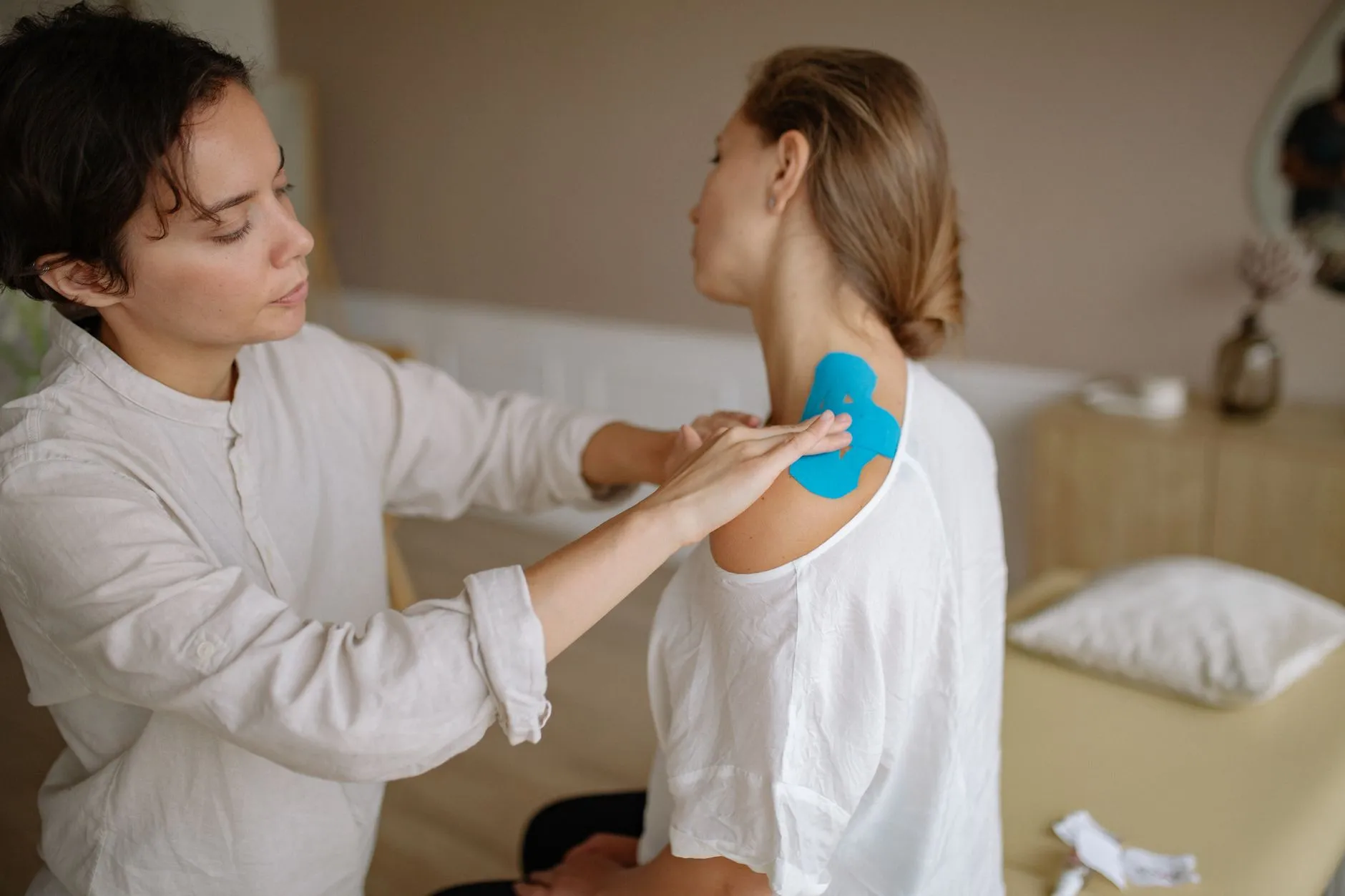 Gestante realizando exercício de mobilidade orientado por fisioterapeuta